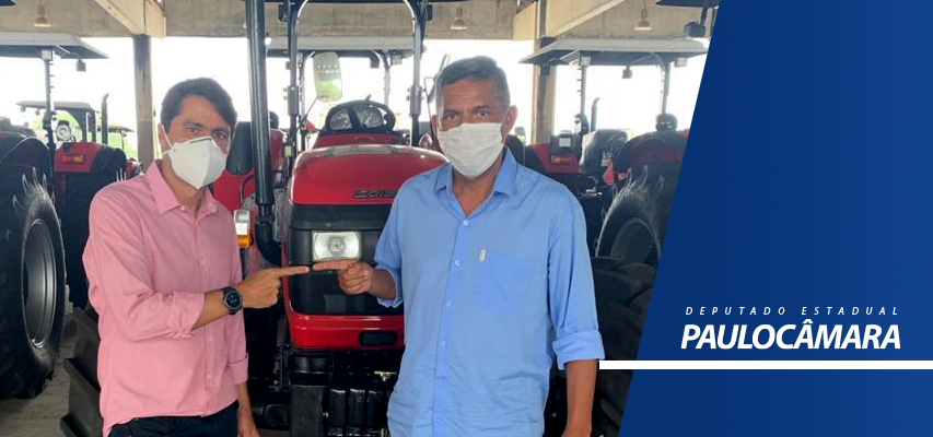 Deputado Paulo Câmara participa de entrega de trator destinado à Cristópolis com o secretário de Agricultura José Carlos