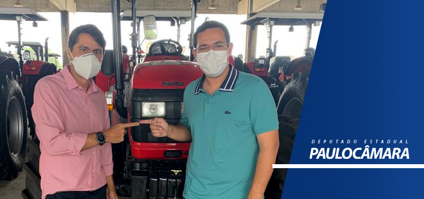 Deputado Paulo Câmara participa de entrega de trator destinado à LEM com o vice-prefeito Filipe Fernandes